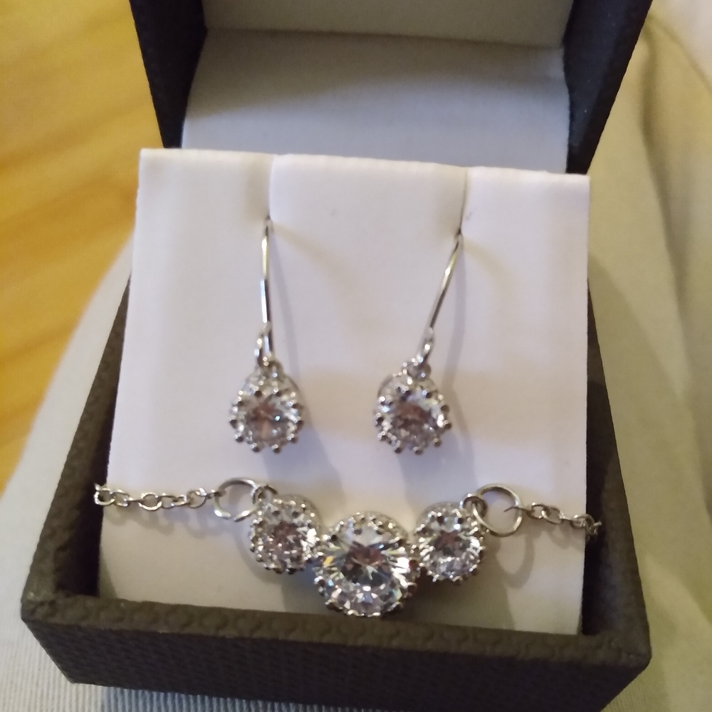 Earrings and necklace new